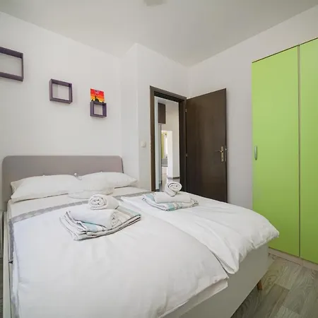 Divna Vodice-srima 度假居 *