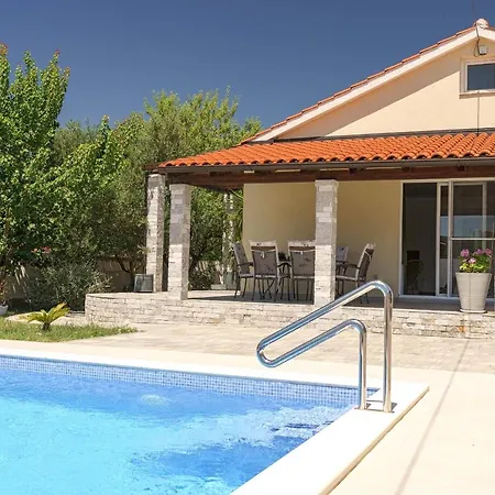 Divna Vodice-srima 度假居