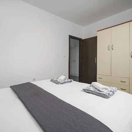 Divna Vodice-srima 斯里马