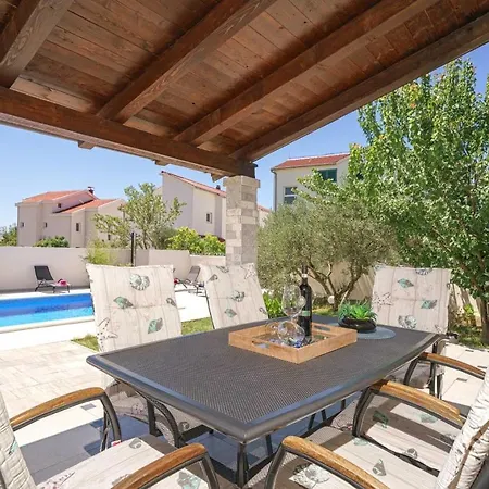 Divna Vodice-srima Vikendica