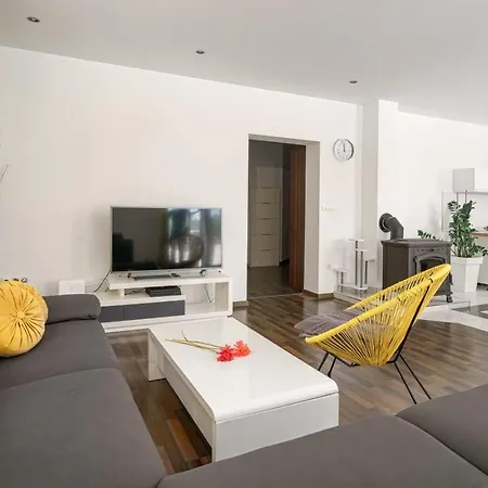 Divna Vodice-srima 度假居 *