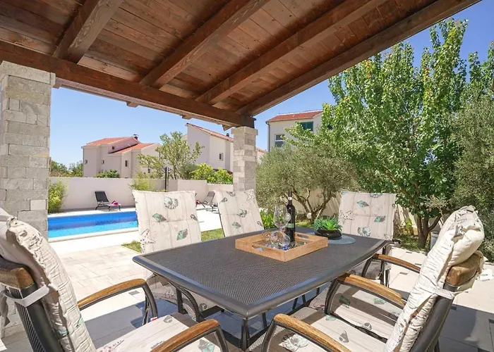 Divna Vodice-srima Vikendica